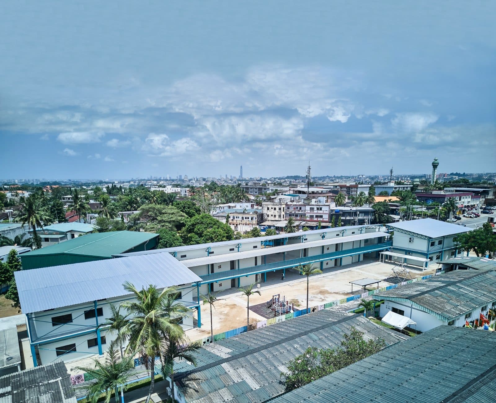 Vue aérienne du campus et de la ville d’Abidjan