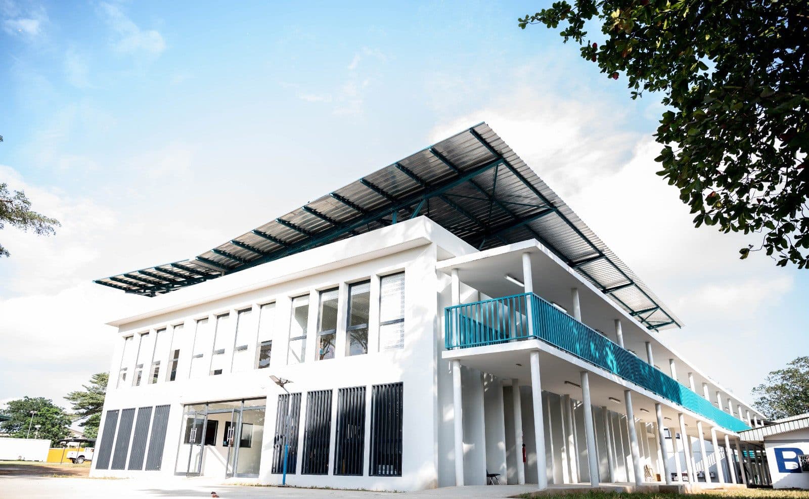 Nouveau bâtiment de l’école sous sa grande toiture débordante