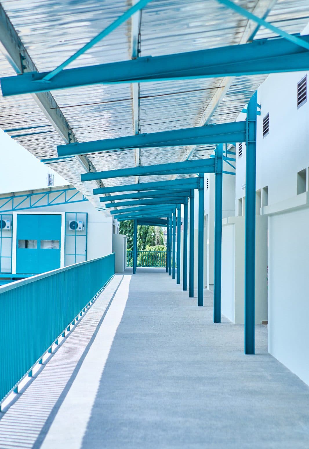 Coursive couverte d’une pergola bleue