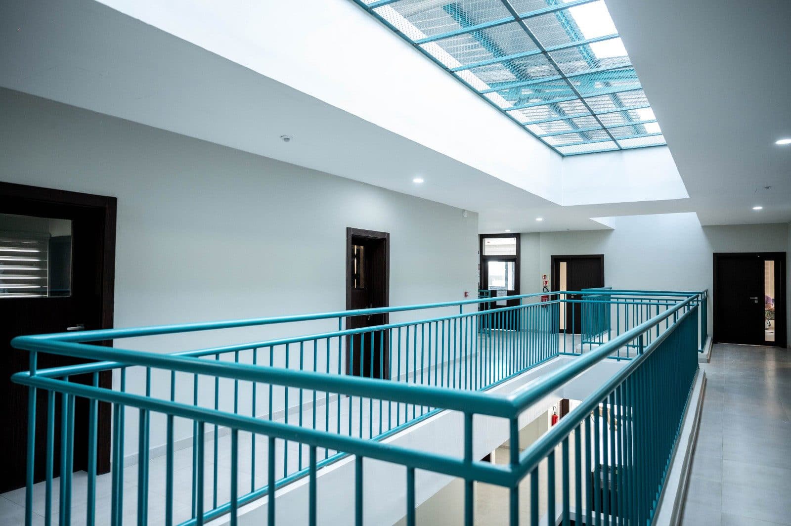 Galerie intérieure éclairée par une verrière