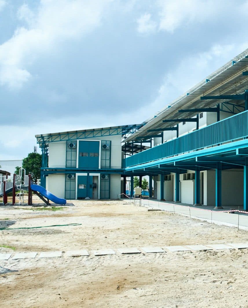 Bâtiment réhabilité aux garde-corps bleus