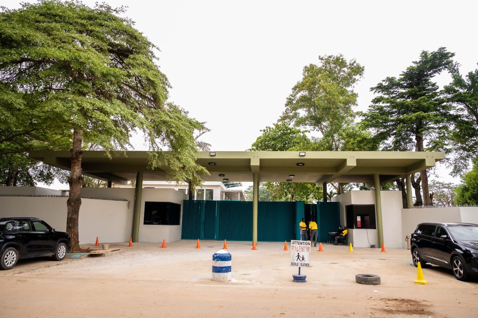 Auvent d’entrée du campus entre les grands arbres