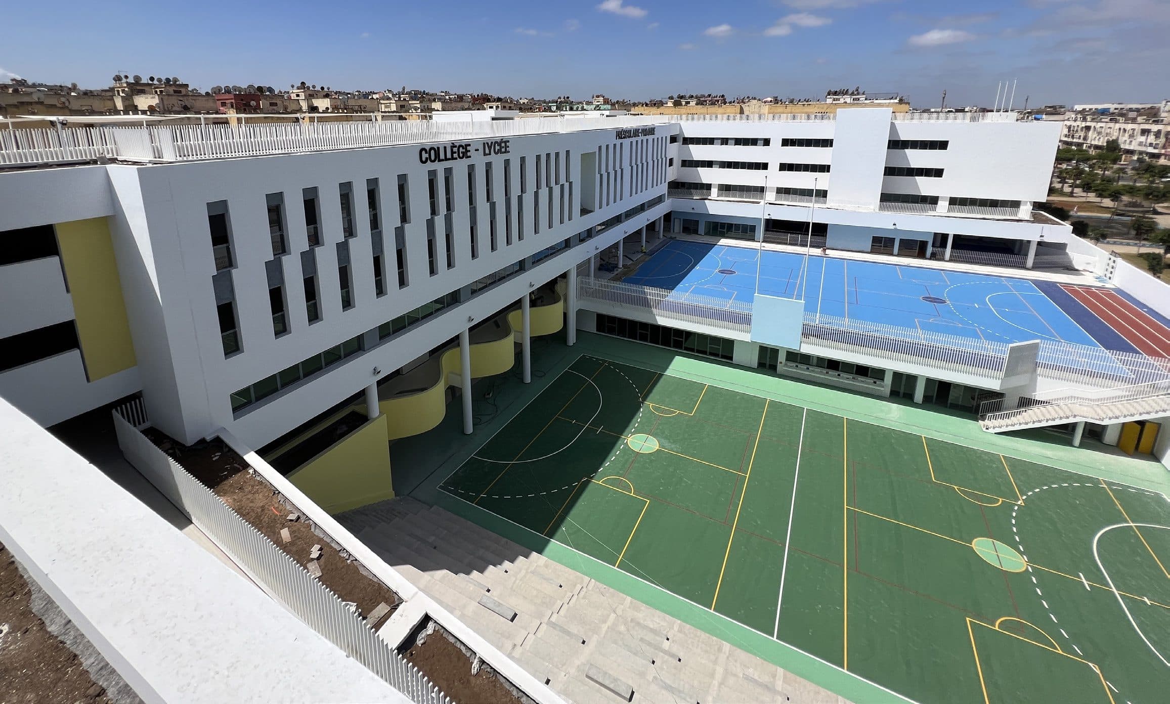 Vue plongeante sur les cours et les terrains de sport