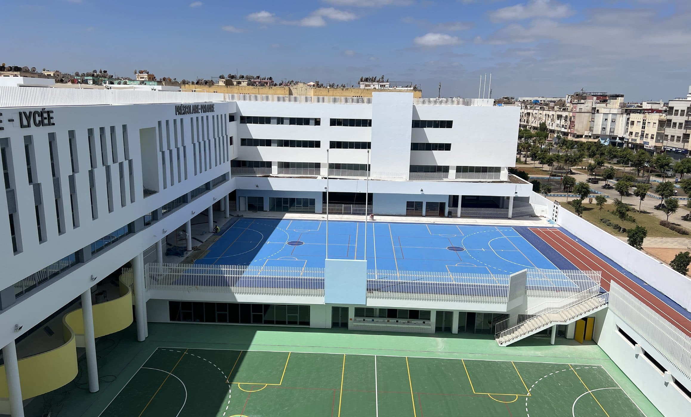 Cours de récréation et terrains de sport de l’école Skolar