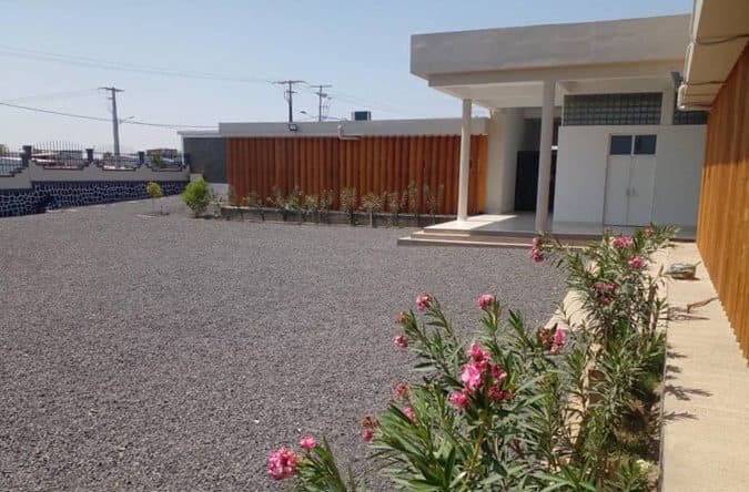 Façade de la gendarmerie et son jardin
