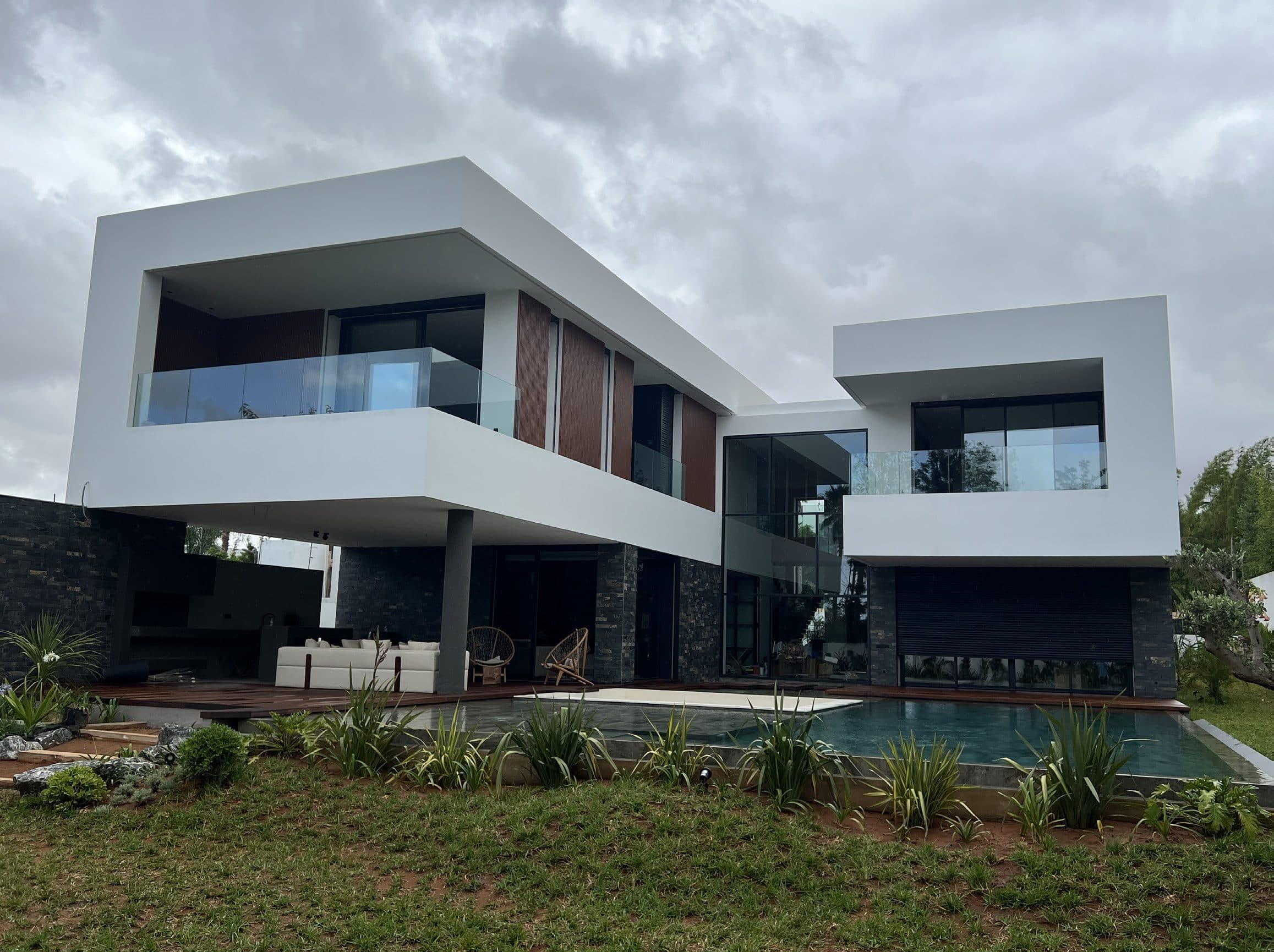 Les deux volumes de la villa au-dessus de la piscine
