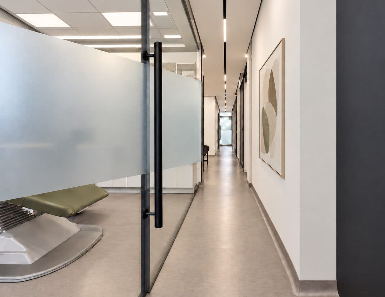 Couloir et cloisons en verre dépoli