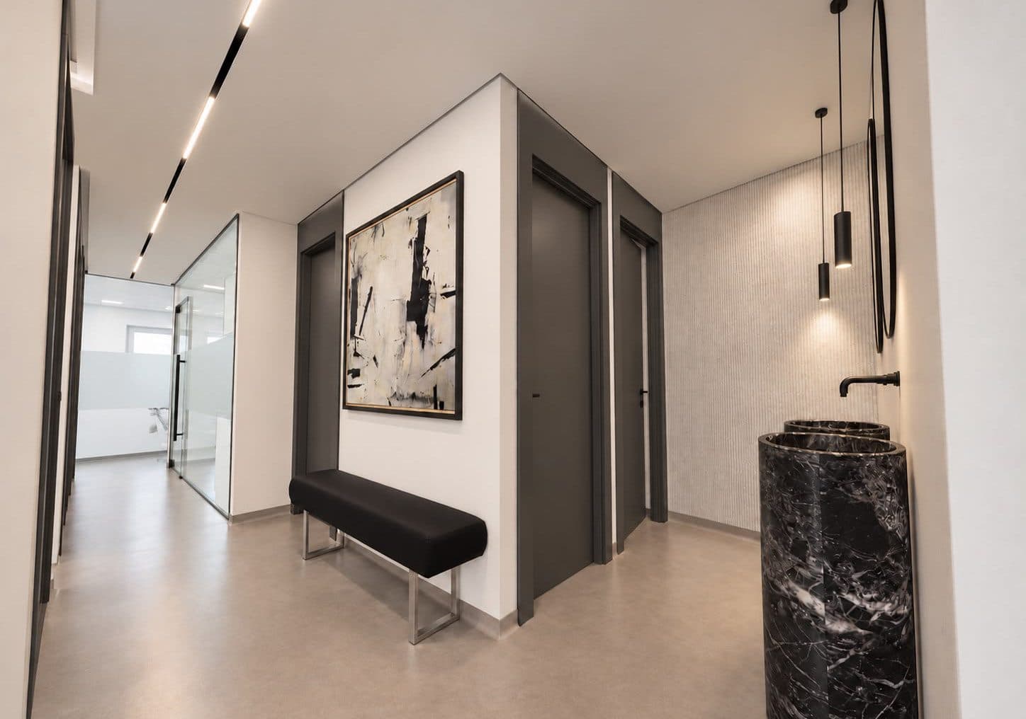 Circulation, vasque en marbre et luminaires suspendus