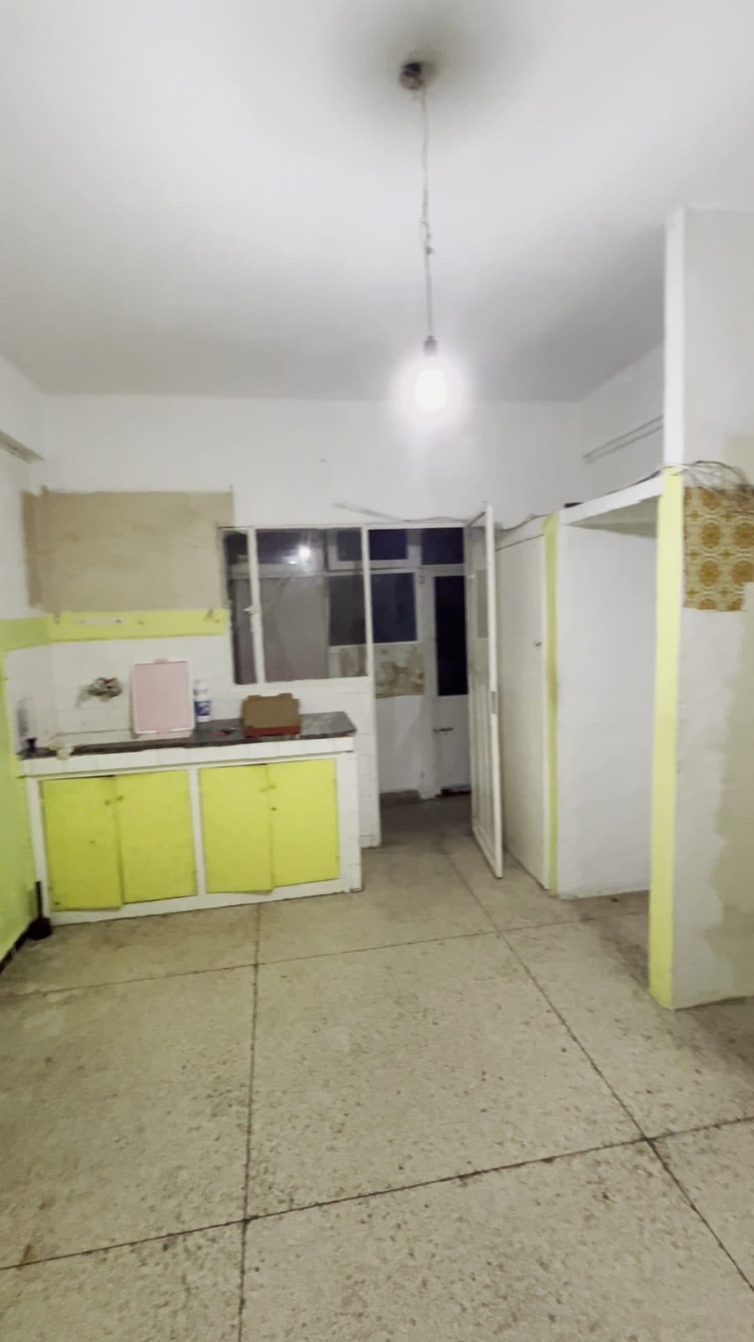 L’appartement avant travaux : cuisine aux placards jaunes