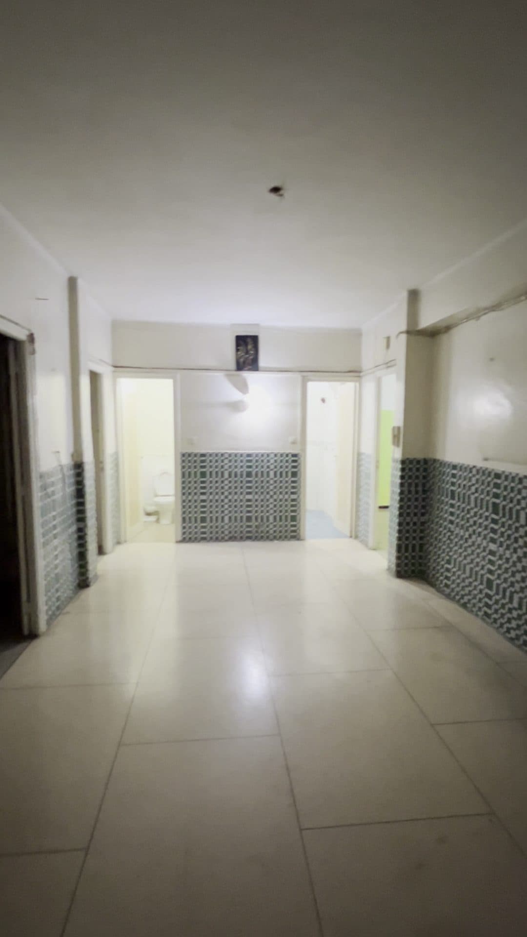 L’appartement avant travaux : couloir carrelé