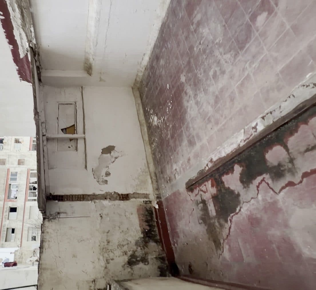 L’appartement avant travaux, murs dégradés