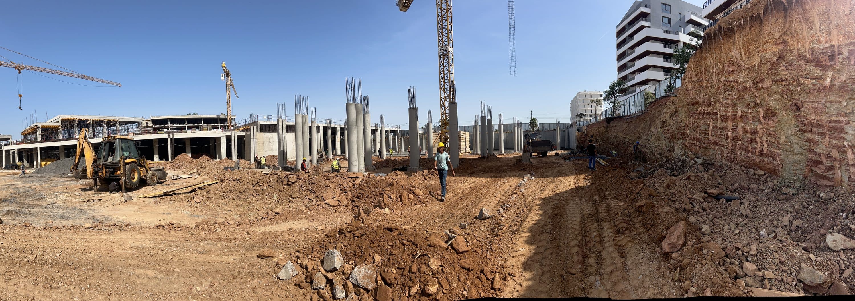 Panorama du chantier, poteaux et talus de terrassement