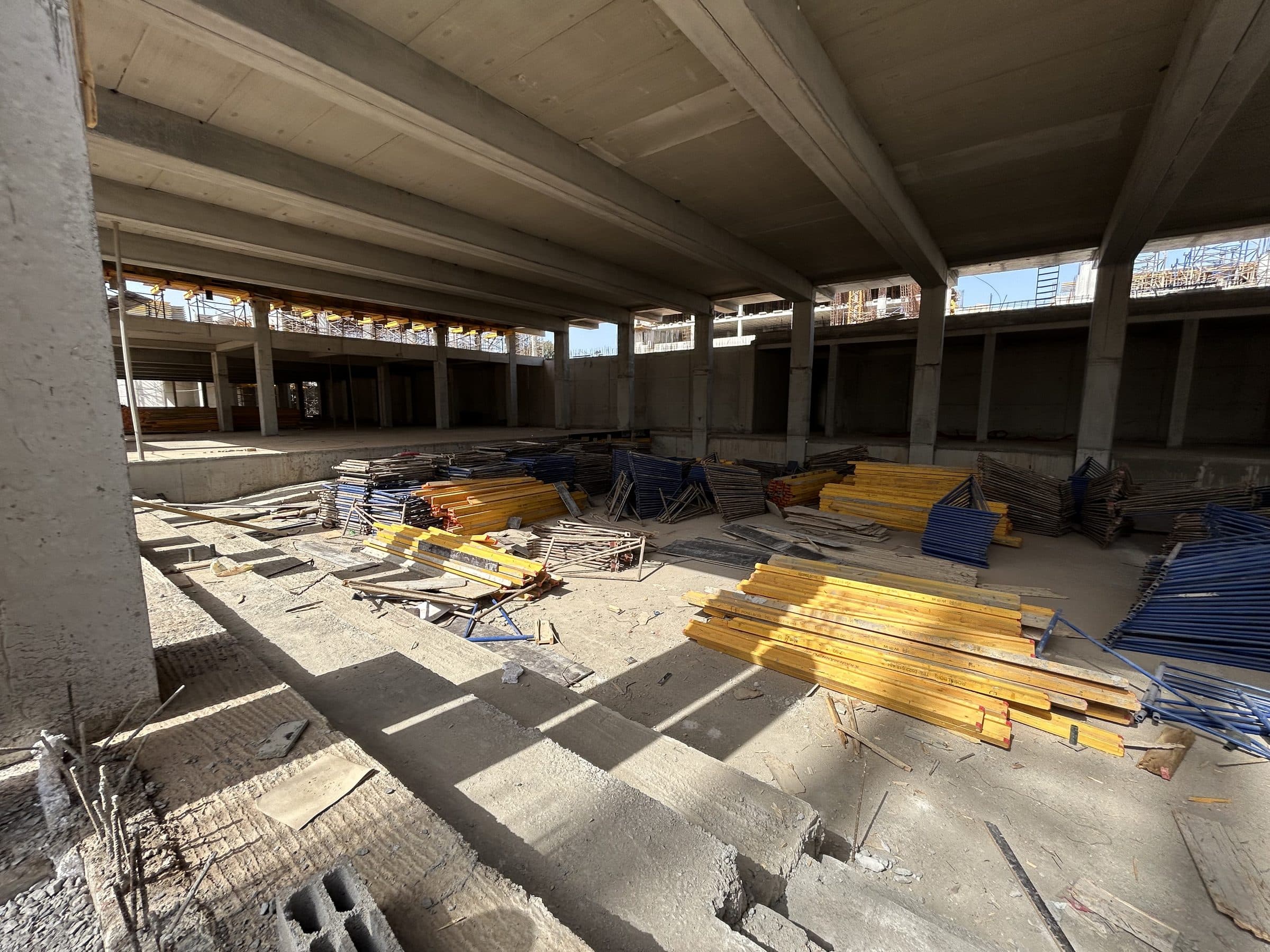 Chantier, plancher du rez-de-jardin et banches de coffrage