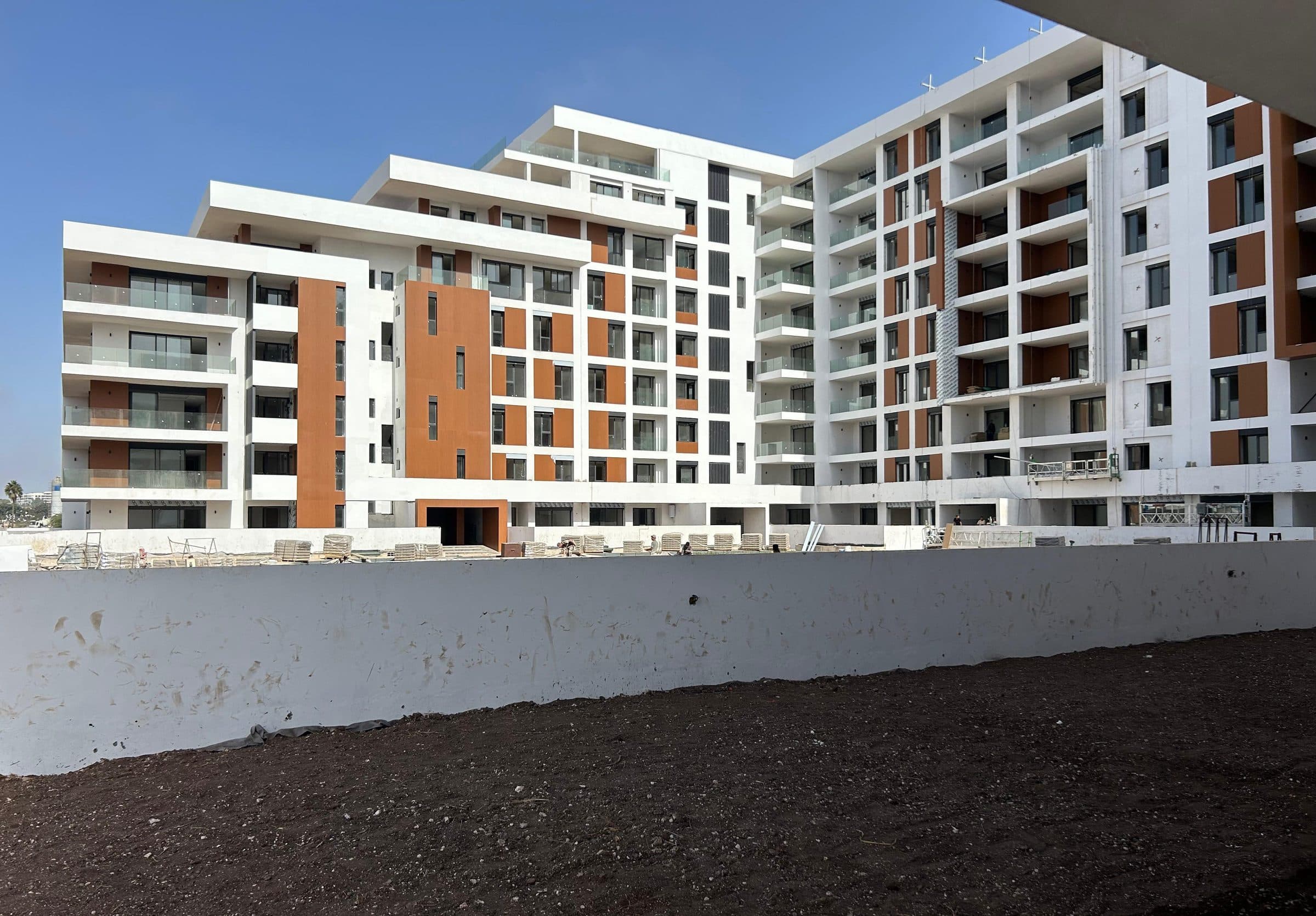 Façades blanches et terracotta de la résidence T5 A au Sindibad Beach Resort