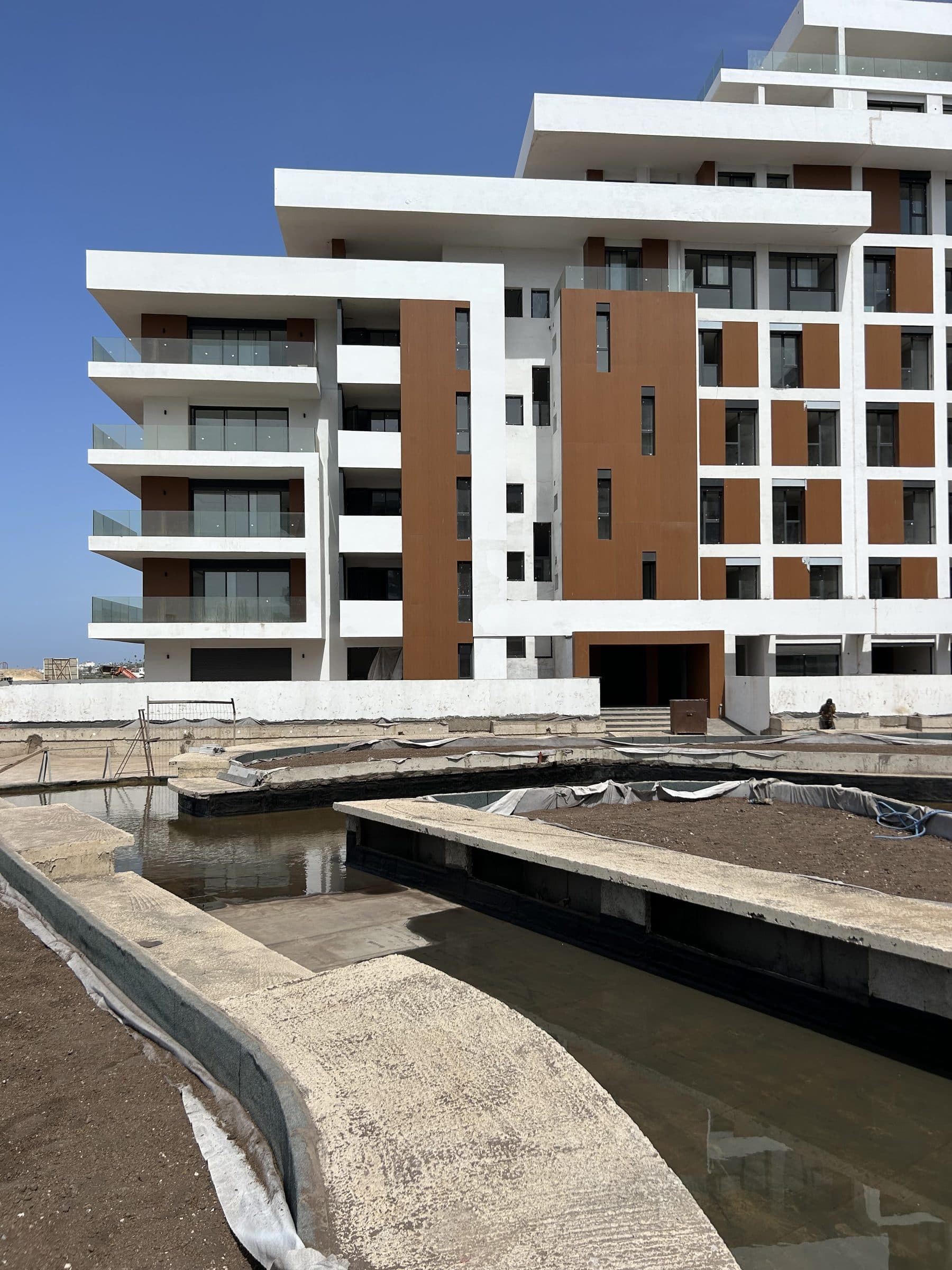Angle de la résidence au-dessus du bassin en cours de réalisation