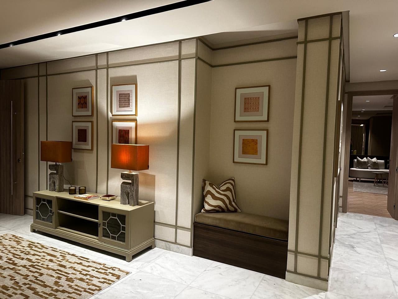 Entrée d’un appartement, console en bois et lampes