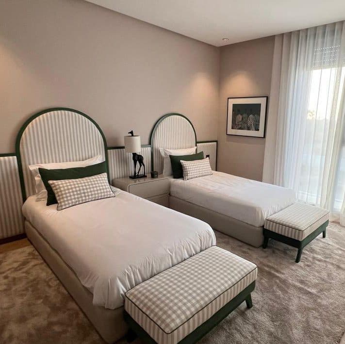 Chambre d’enfants aux têtes de lit arrondies