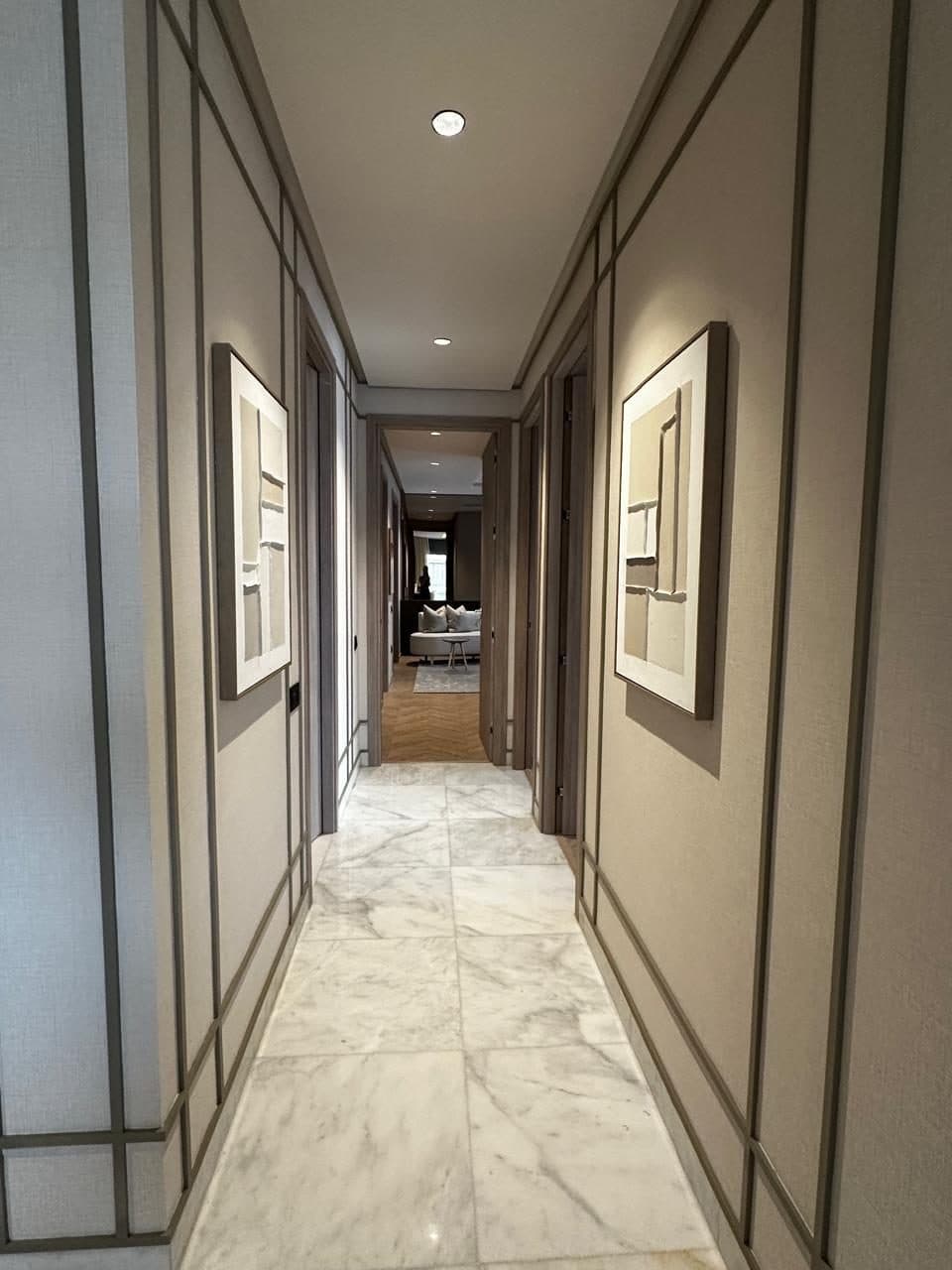 Couloir d’un appartement habillé de marbre et de boiseries