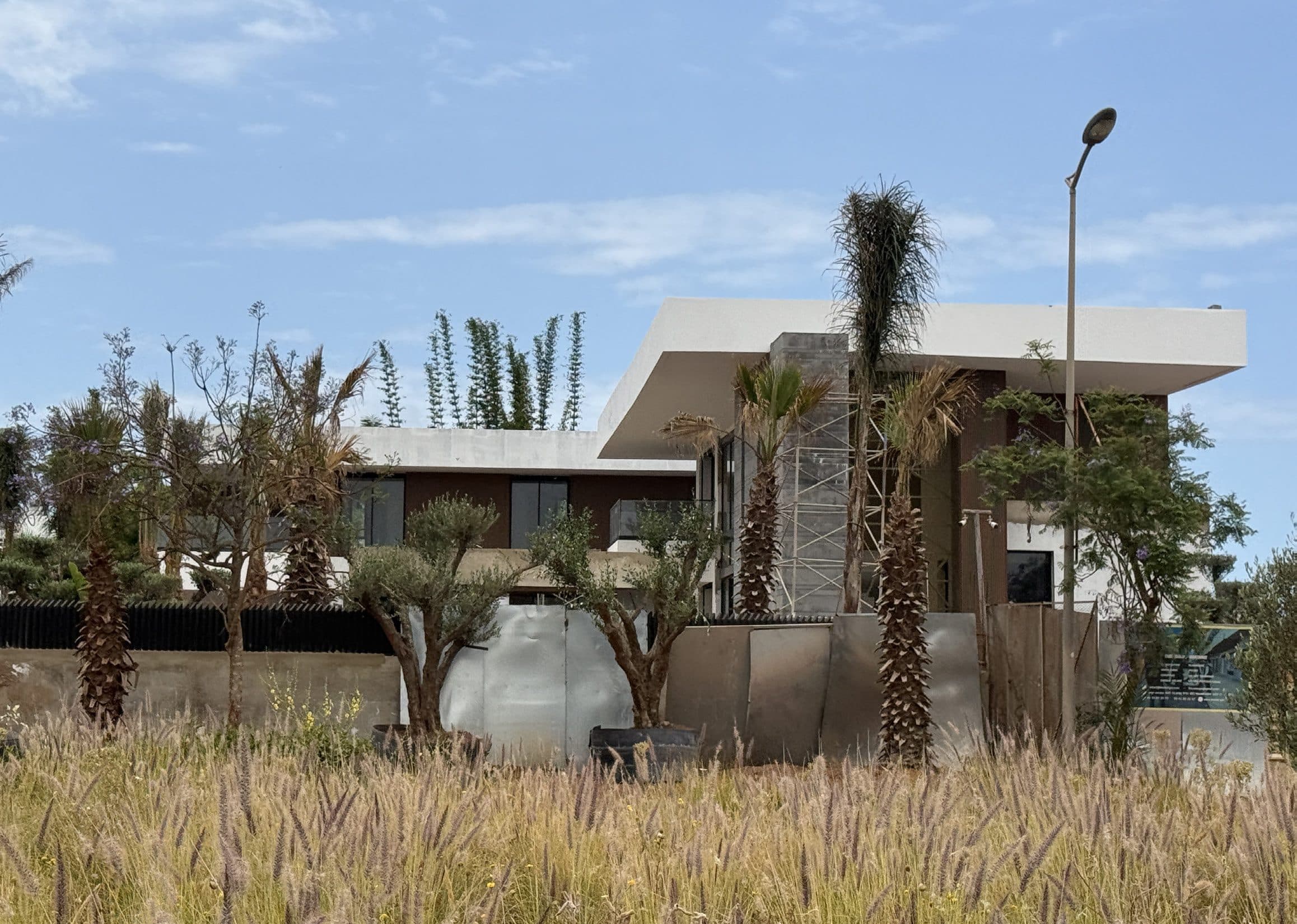 Volumes massifs et larges baies vitrées sur le jardin
