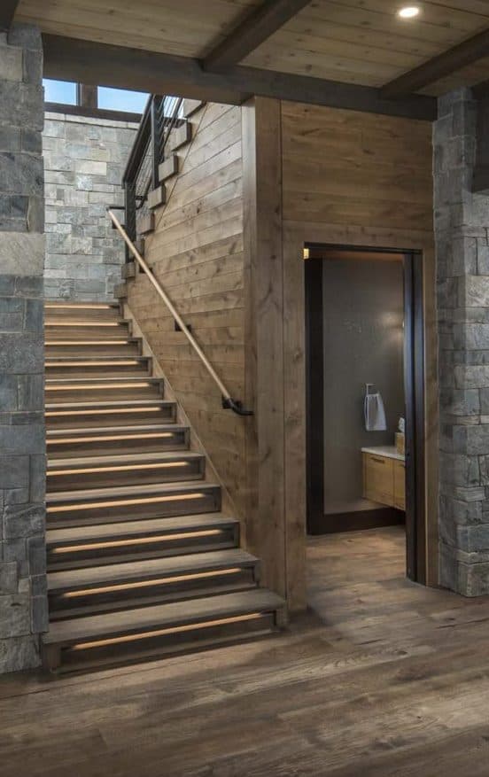Escalier en bois et pierre, ambiance de chalet de montagne