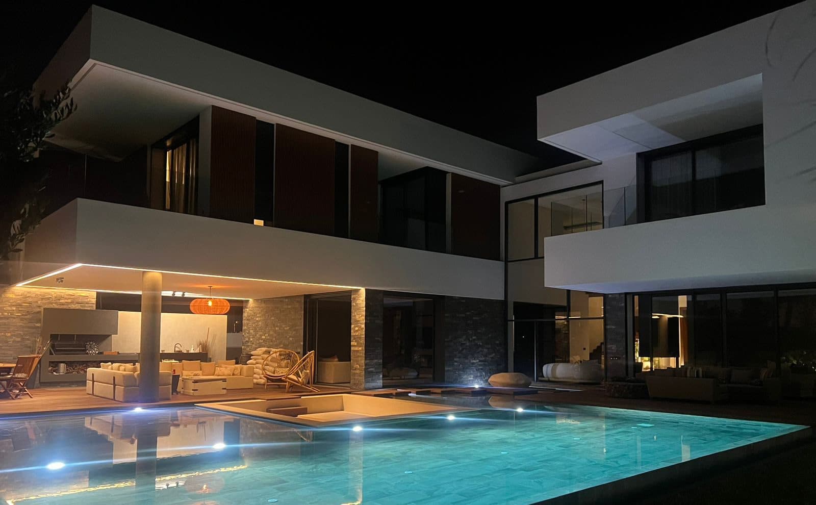 La villa Atria Duo de nuit, au bord de la piscine éclairée
