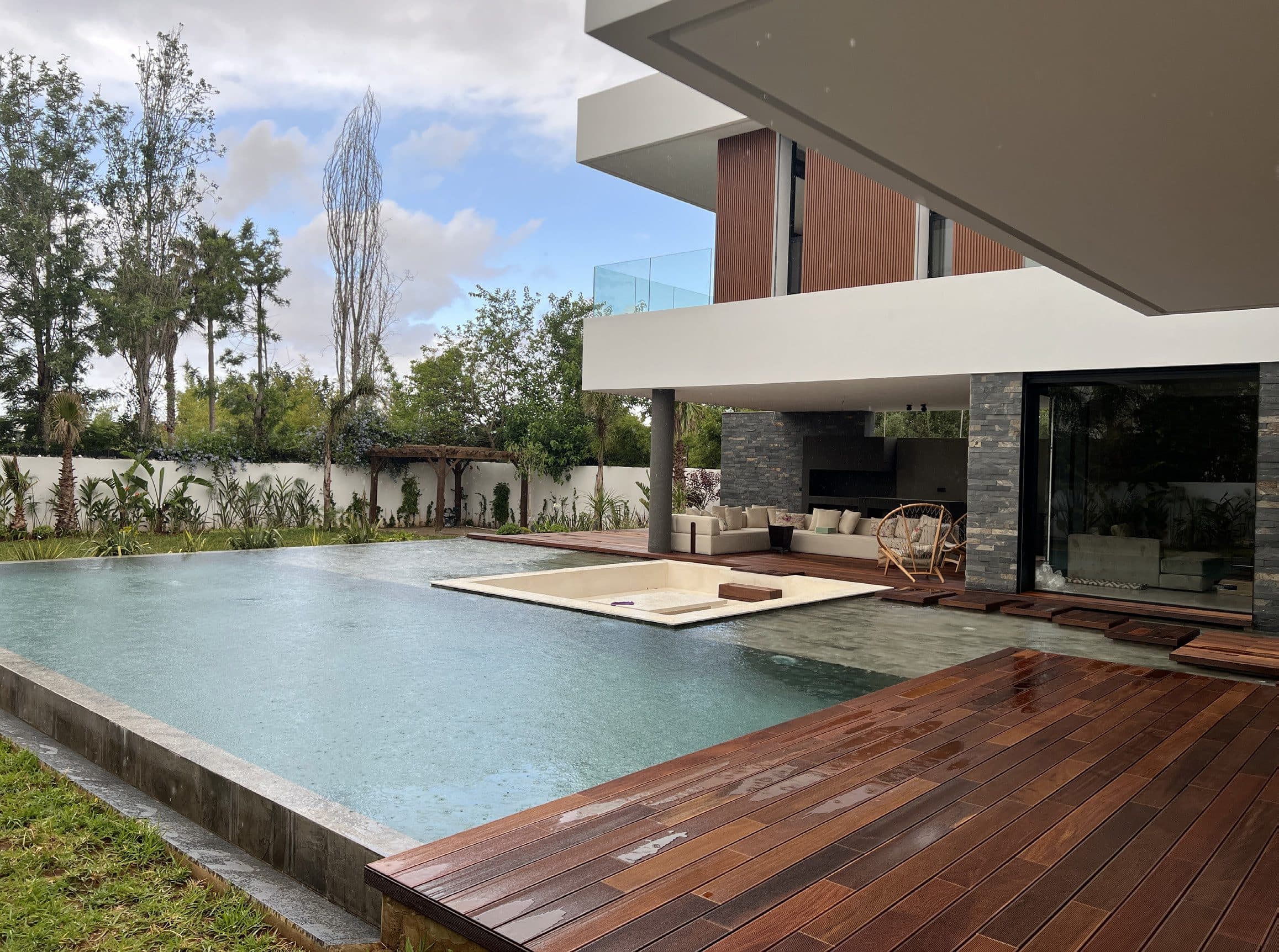 Piscine à débordement et terrasse en bois