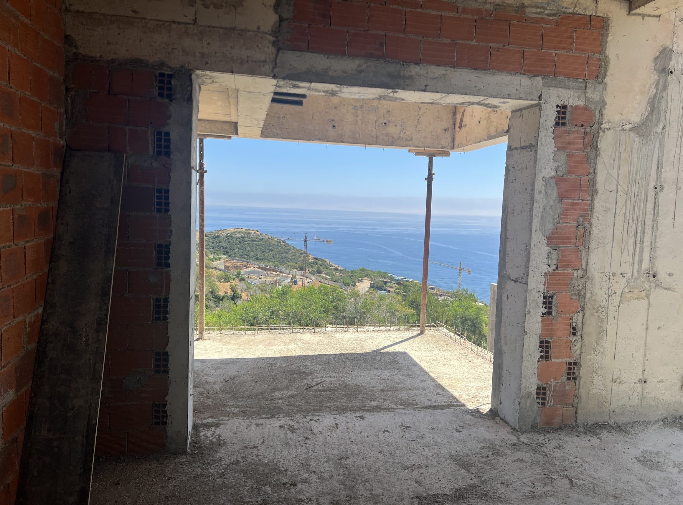 Chantier, la mer cadrée par une ouverture