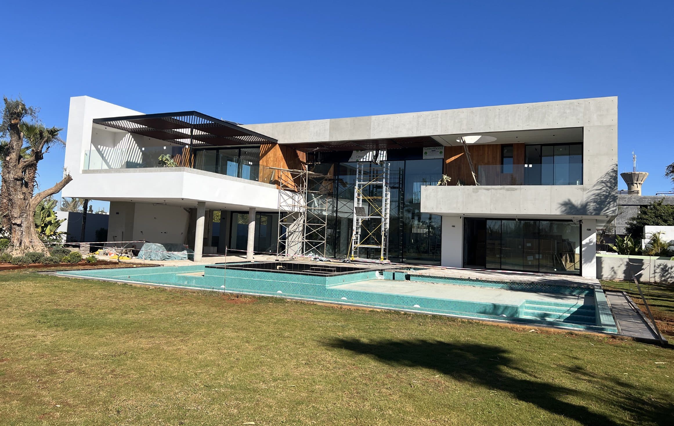 Façade sud ouverte sur le jardin et la piscine