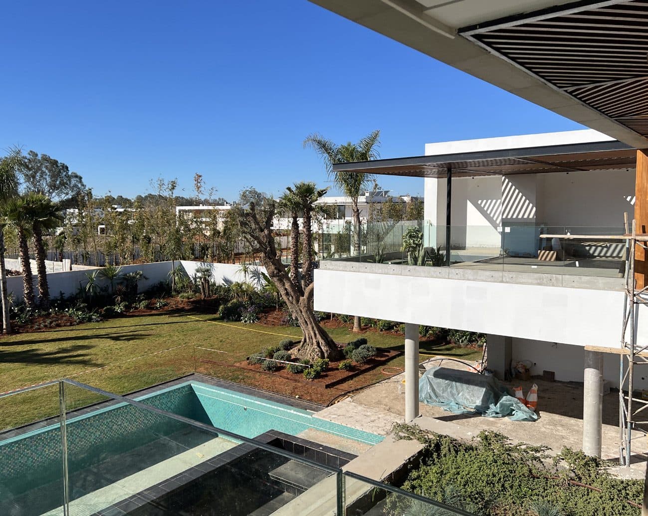 Terrasse et piscine aux parois vitrées