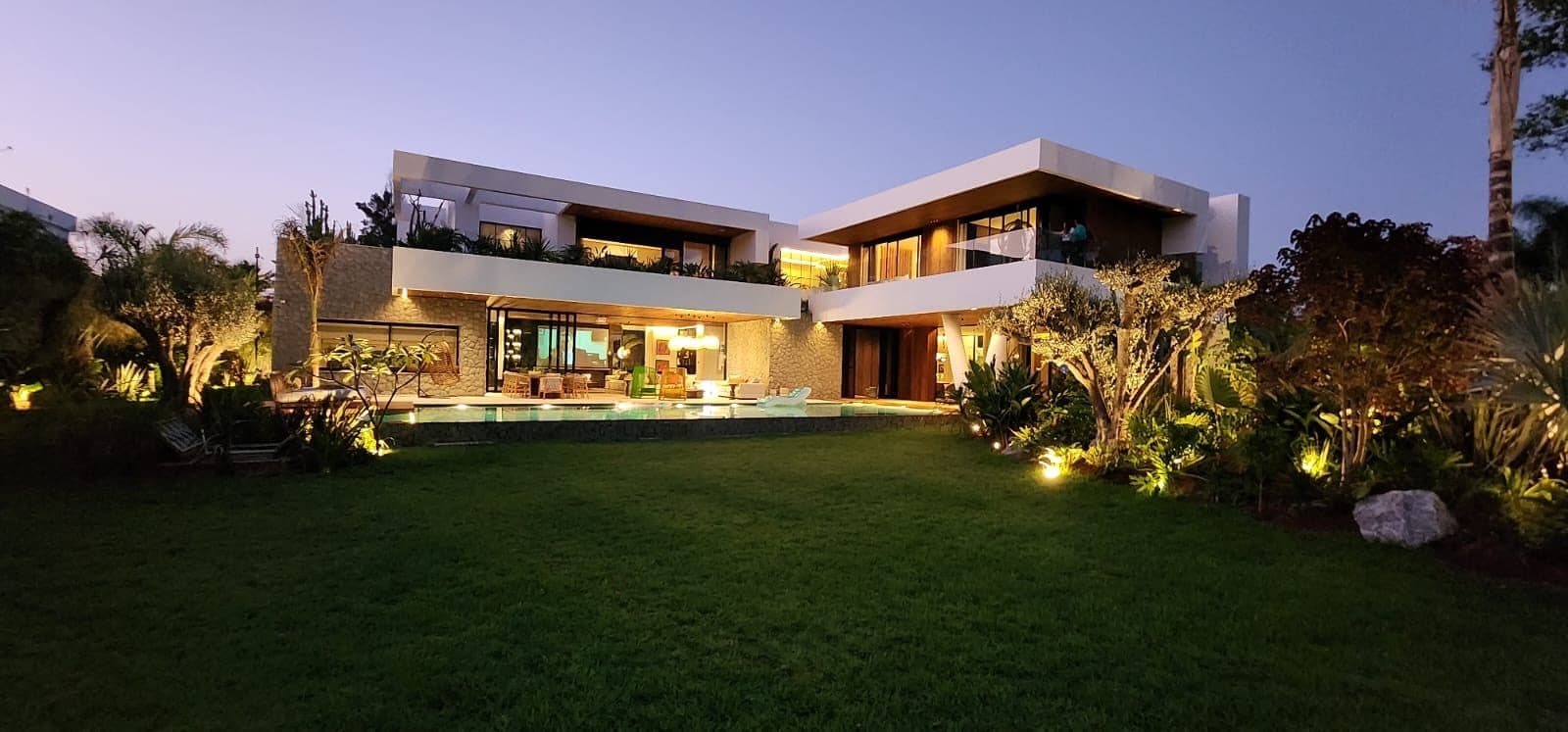 Façade sur jardin au crépuscule