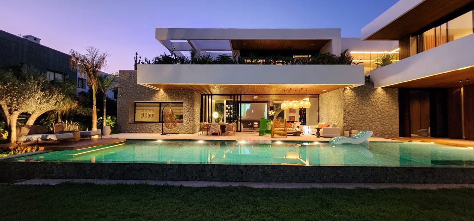 La villa Solis à la nuit tombée, piscine éclairée
